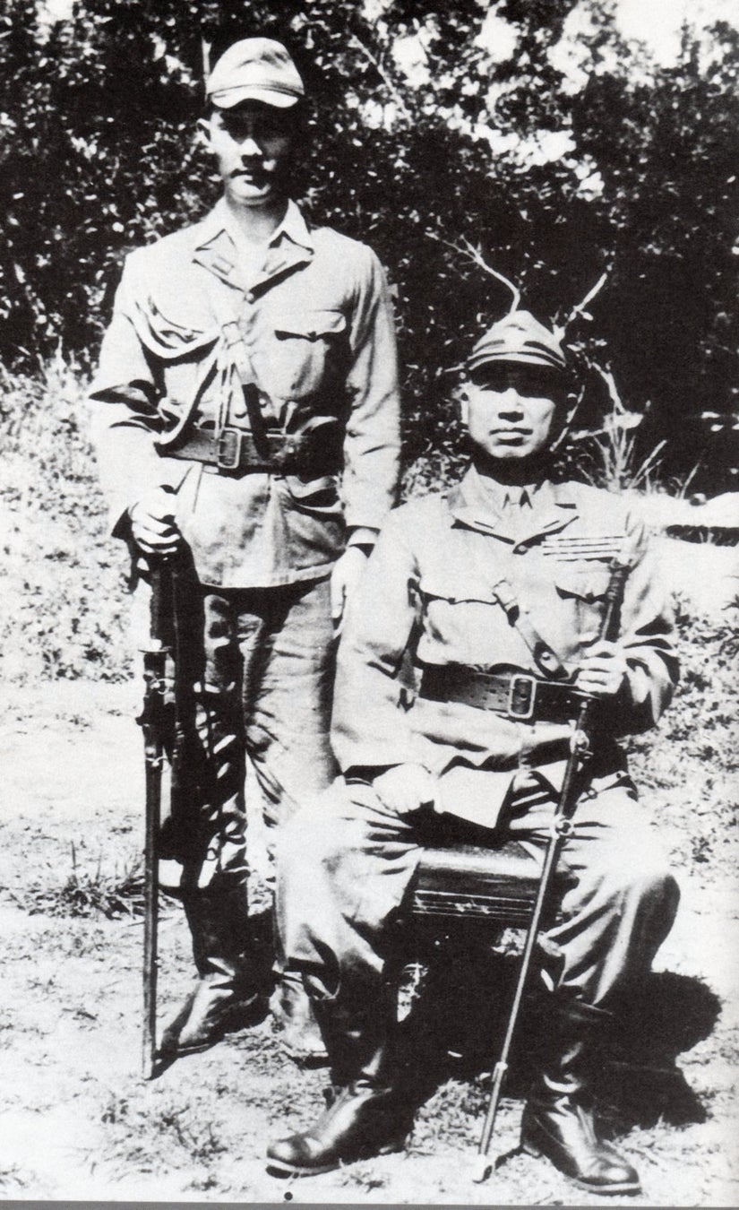 昭和20年5月、台湾にて。大西瀧治郎中将（右）と門司主計少佐